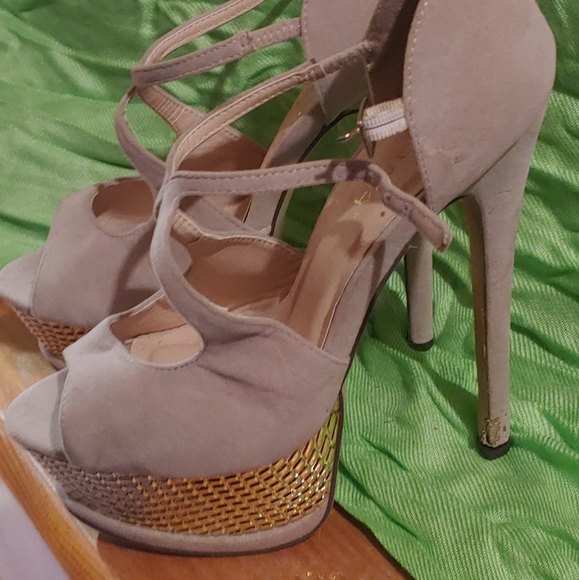 Gold studded heels - Picture 2 of 3